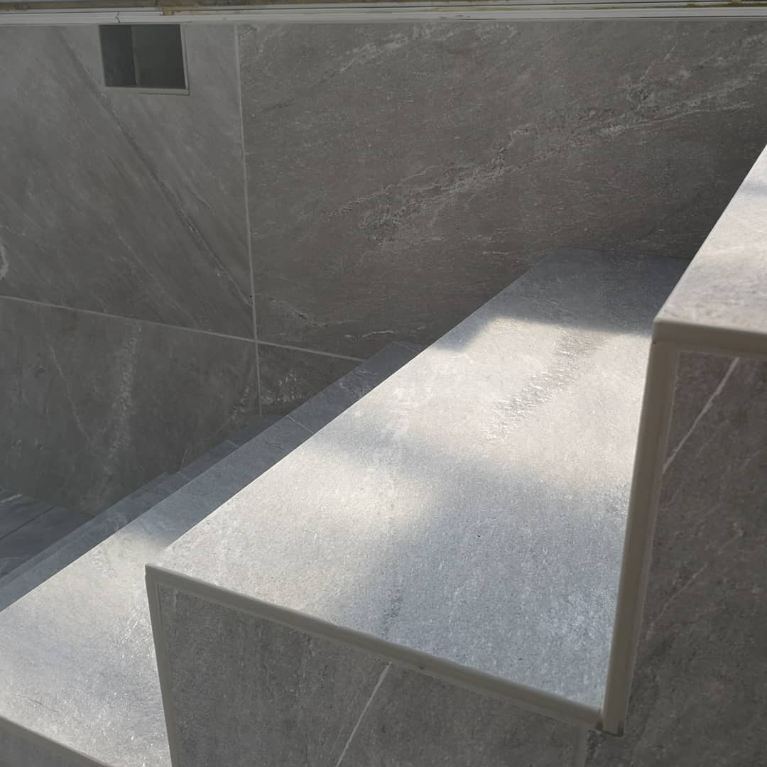 Roblowetiling's tweet image. Large format pool completed in Hertfordshire. Some of my favourite steps.