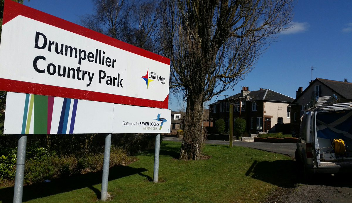 Lanwindowclean's tweet photo. So out and about up #CoatbridgeNorth seen everyone headin "Doon the lochs" and thought tae masell that sign needs a clean. 
Close up it looks a lot better. 
Lanarkshire Window Cleaning 
Keeping @nlcpeople clean fur the folk using it. 
#MonTheBrig 
#MonTheShire https://t.co/TJERh7sSth