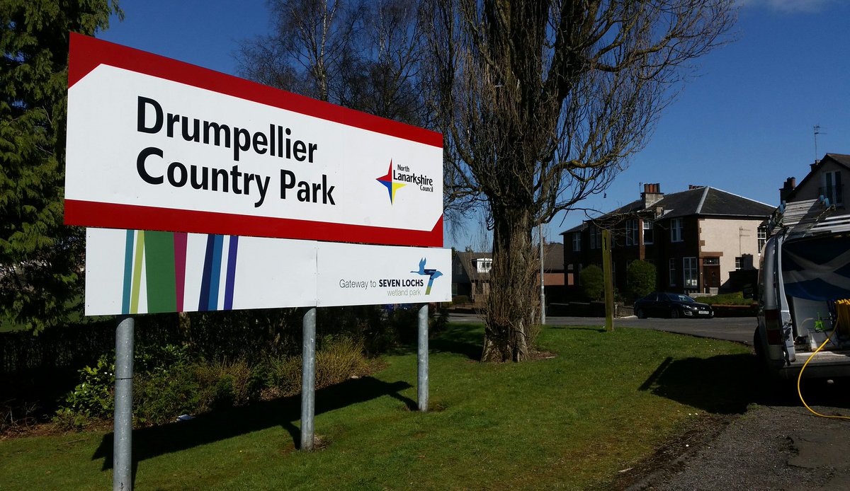 Lanwindowclean's tweet photo. So out and about up #CoatbridgeNorth seen everyone headin "Doon the lochs" and thought tae masell that sign needs a clean. 
Close up it looks a lot better. 
Lanarkshire Window Cleaning 
Keeping @nlcpeople clean fur the folk using it. 
#MonTheBrig 
#MonTheShire https://t.co/TJERh7sSth
