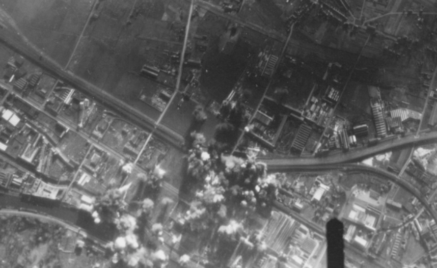 BombsAway_NL's tweet photo. België aangevallen! Vandaag is het 75 jaar geleden dat grootschalige bombardementen op diverse doelen in België werden uitgevoerd geallieerde eenheden. Lees het hier: https://t.co/MeYShqqUWU #bombardement #75jaarbevrijding https://t.co/UXfwBdtggP