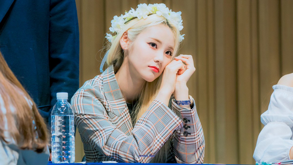 VLUE_JS's tweet photo. 1900406 팬싸인회 1

#진솔 #이달의소녀 #JinSoul #LOONA https://t.co/kGXr5ShfkX