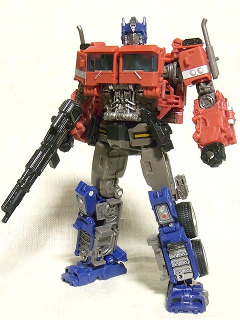 何度目だオプティマスって感じだけど買わずにはいられなかったのSS-30オプティマス…変形すんごいのぉ。ブロンズキャリバーアックスもよく似合います。持っててよかった☺️ 