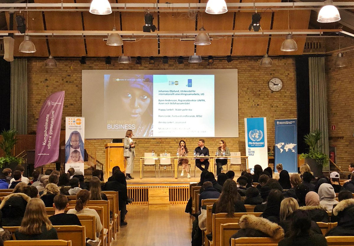 Nu har lanseringen av <a href="/UNFPA/">UNFPA</a>:s årliga befolkningsrapport startat på Thorildsplans gymnasium! 350 elever lyssnar här på när panelen –bestånde av Happy Jankell, Annika Jankell och Hans Linde– diskuterar #SRHR, #sexed och många andra viktiga frågor. #SWOP2019 #ICPD25 #utvpol