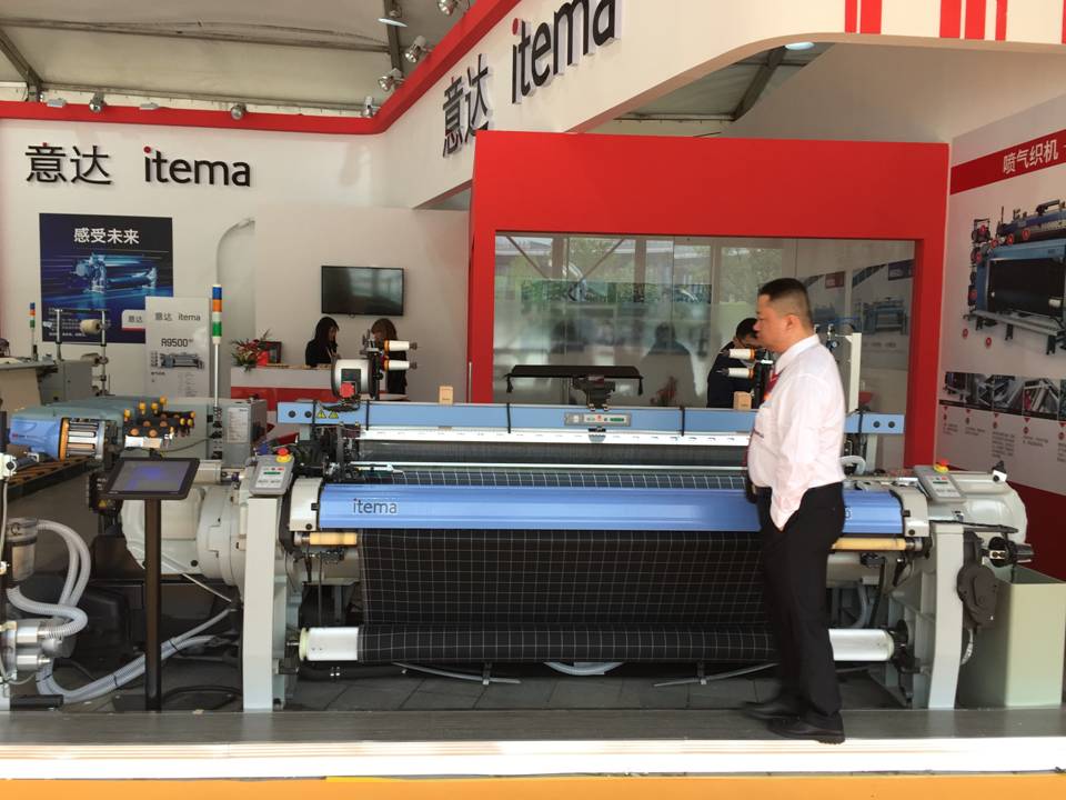 ItemaGroup's tweet photo. Nothing can stop the #ItemaDreamTeam, not even a typhoon! 💪🌪️⚡️Itema representatives are on site at Shengze International Textile Machinery and Printing Industry Exhibition to present two of our bestsellers: the Itema rapier machine R9000-2 and Itema airjet A9500 #ItemaRocks https://t.co/CQbruu9L5S