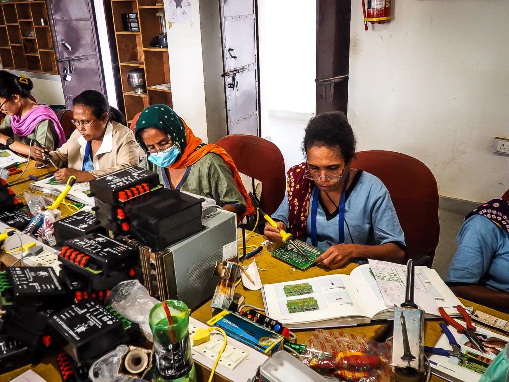 BarefootCollege's tweet image. Our recent partnership with the Islamic Development Bank is granting us the potential to empower women from the regions of the world that need it most.
Together, we are addressing several of the world&apos;s Sustainable Development Goals.
#SDGs #SolarMama #IslamicDevelopmentBank