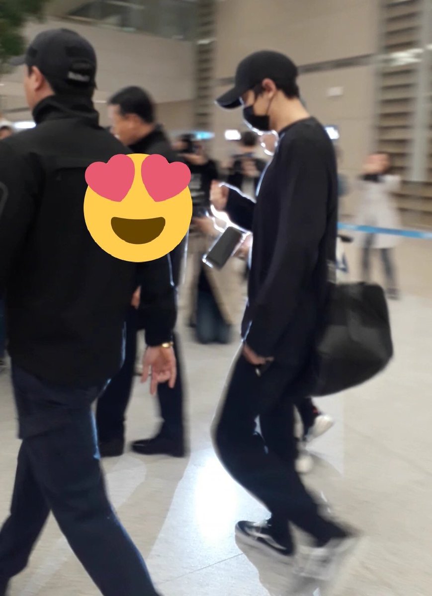 yeolmisc's tweet photo. NOOOO LOOK AT HIS TINY FIST AFTER HE DROPPED HIS PHONE .... https://t.co/DoglTzh6lz