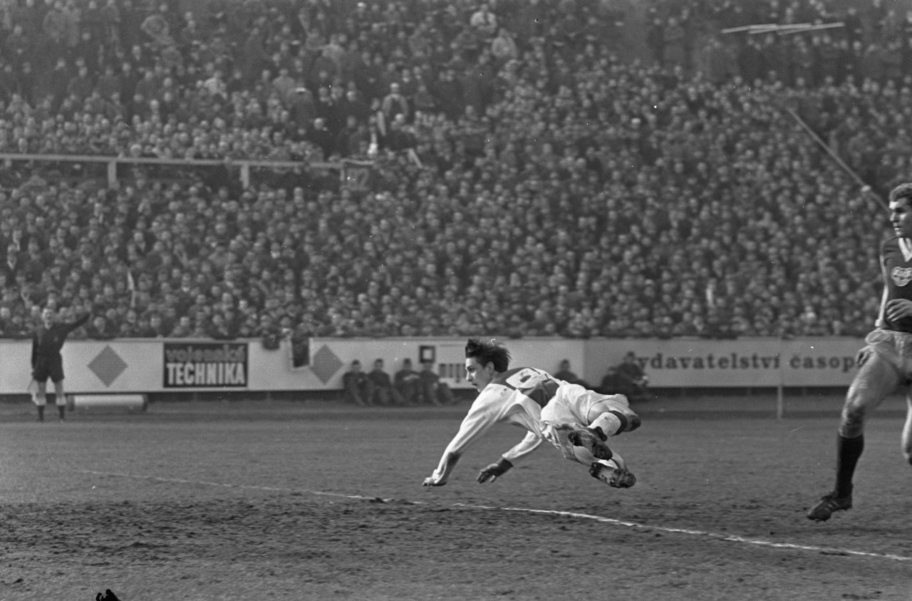 FOTOS HISTORICAS O CHULAS DE FUTBOL - Página 7 D3z1-uRW4AAWYqw