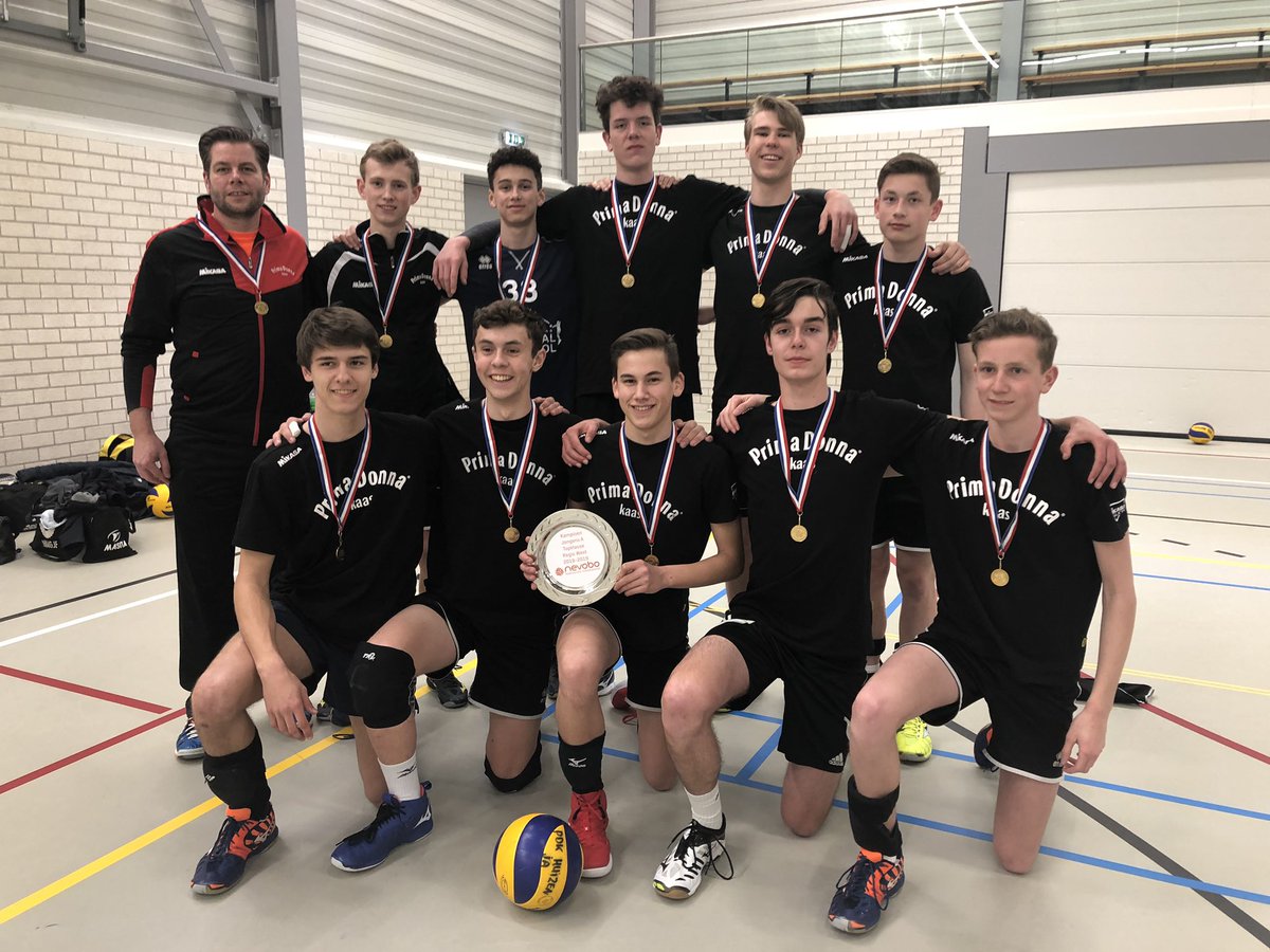 Vanavond is PDK Huizen Jongens A1 gehuldigd als kampioen van de Topklasse A. Deze titel werd zaterdag jl binnengehaald. Zaterdag wacht de kraker om het Algemeen Kampioenschap tegen Inter Rijswijk. De winnaar gaat als vertegenwoordiger van de Regio West naar het NGJK.