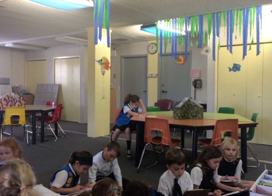 SCS_STEM_Tech's tweet photo. First Grade explorers boarded the submarine to the Pacific Ocean today in STEM Class to observe animal adaptations and the environment! #SCSSTEM #ProudToBeALaker #PLTW #FirstGradeSTEM https://t.co/9u7IZxv3Qo