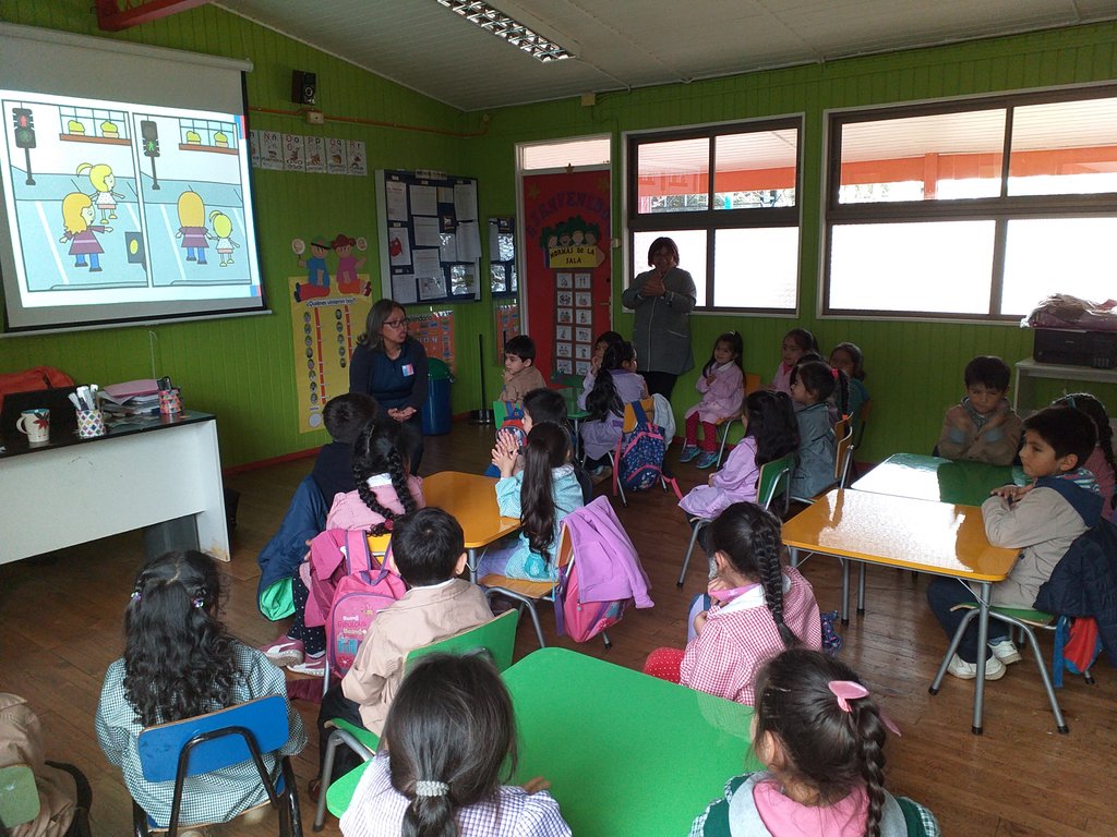 MTTLaAraucania's tweet photo. 🚸 Continuamos con la programación anual de #Talleresdeeducaciónvial de @conaset en la #Araucanía en la Escuela #RobleHuacho de #PadrelasCasas entregando a alumnos de Prekinder a 8vo básico conocimientos de autocuidado para evitar #sinietrosdetránsito 🙋🏻♀️🙋♂️ #ChileLoCuidamosTodos https://t.co/uuq7xb440r