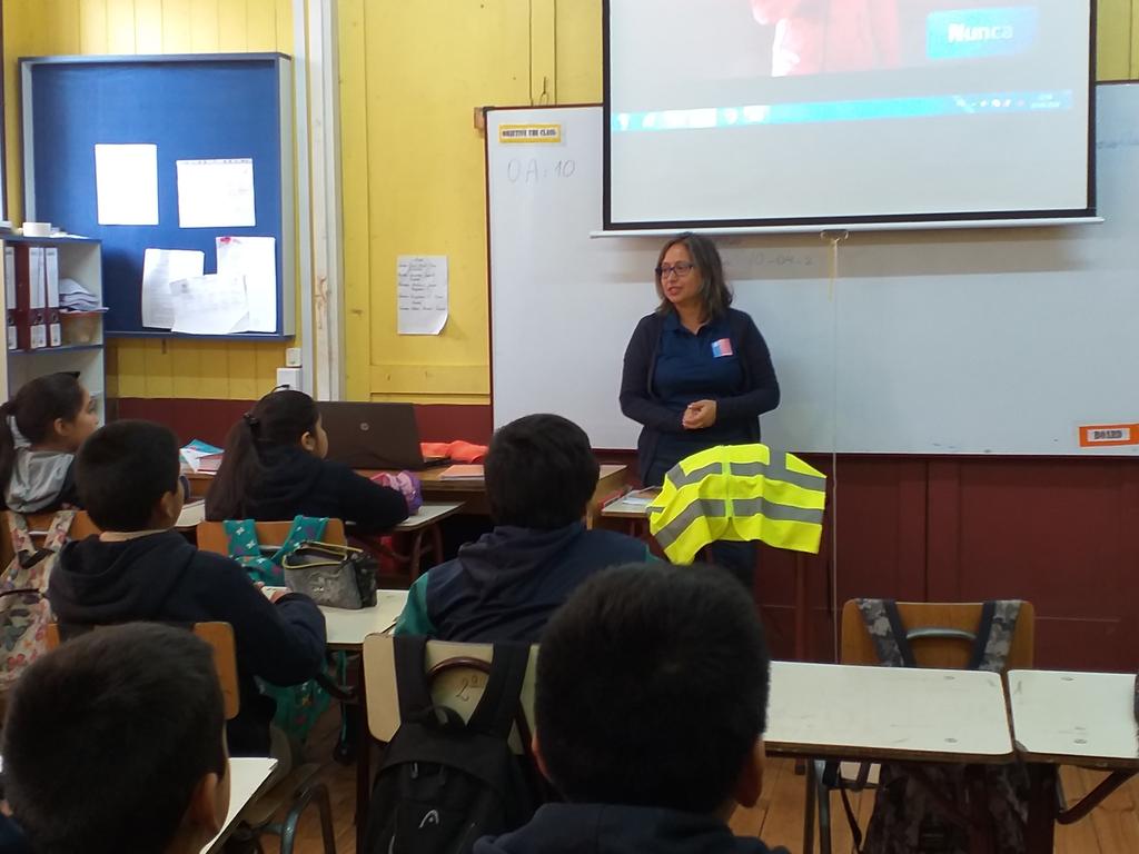 MTTLaAraucania's tweet photo. 🚸 Continuamos con la programación anual de #Talleresdeeducaciónvial de @conaset en la #Araucanía en la Escuela #RobleHuacho de #PadrelasCasas entregando a alumnos de Prekinder a 8vo básico conocimientos de autocuidado para evitar #sinietrosdetránsito 🙋🏻♀️🙋♂️ #ChileLoCuidamosTodos https://t.co/uuq7xb440r