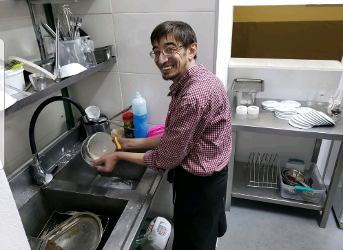 RotaryAviacion's tweet photo. En la foto: Maury trabajando como bachero en nuestro evento "Cheers! Maridaje de Cerveza"
#voluntariado #rotaryesaccion https://t.co/iEsbcNU308