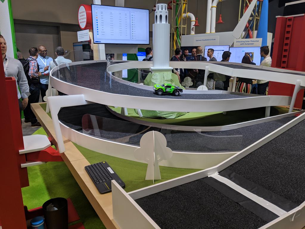 DaveMichels's tweet photo. Remote control driving #GoogleNext19 https://t.co/3NRz6p3j8b