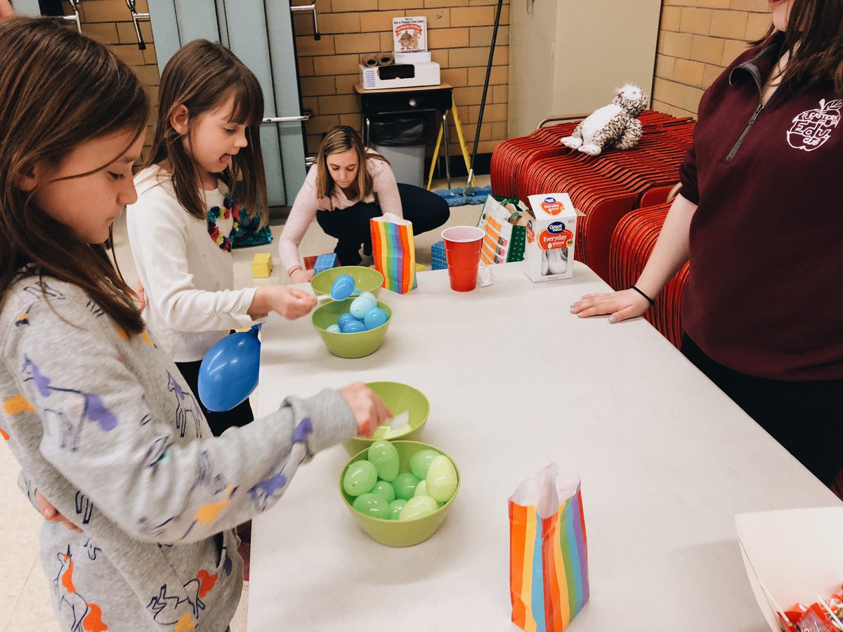 EasternEdClub's tweet image. Our Carnival Theme Night at Lebanon on Monday was a success!! The students loved to play the different games and win stuffed animals/candy!! Thank you to all the members that came and helped make this event a blast 🎟🤹🏻‍♀️