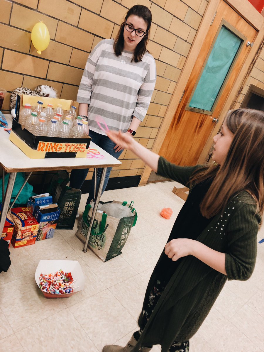 EasternEdClub's tweet image. Our Carnival Theme Night at Lebanon on Monday was a success!! The students loved to play the different games and win stuffed animals/candy!! Thank you to all the members that came and helped make this event a blast 🎟🤹🏻‍♀️