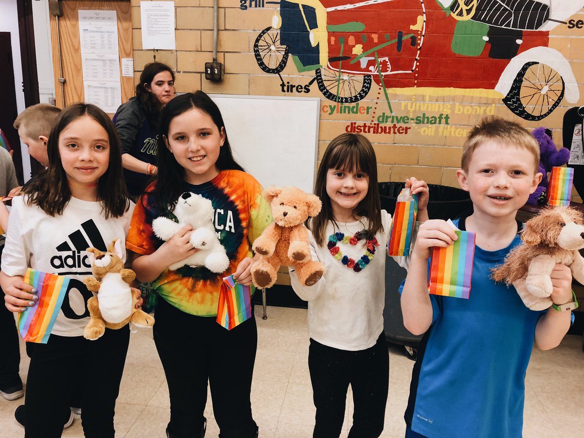 EasternEdClub's tweet image. Our Carnival Theme Night at Lebanon on Monday was a success!! The students loved to play the different games and win stuffed animals/candy!! Thank you to all the members that came and helped make this event a blast 🎟🤹🏻‍♀️