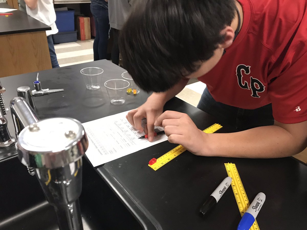 MHeimScience's tweet photo. The annual drowning of the gummy bears to better help the 7th graders understand osmosis! #HeimCPScience7 #gopherscience https://t.co/PyN0YcZa9m