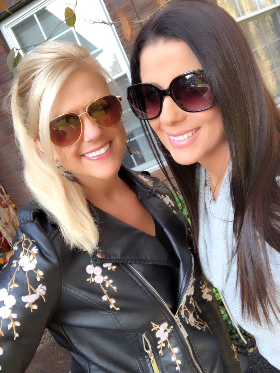 mendy_b68's tweet photo. Happy Siblings Day to my favorite sister! ❤️❤️ #NationalSiblingsDay #onlysister 😜 #onlysibling 😉 https://t.co/DMBhbynSn2