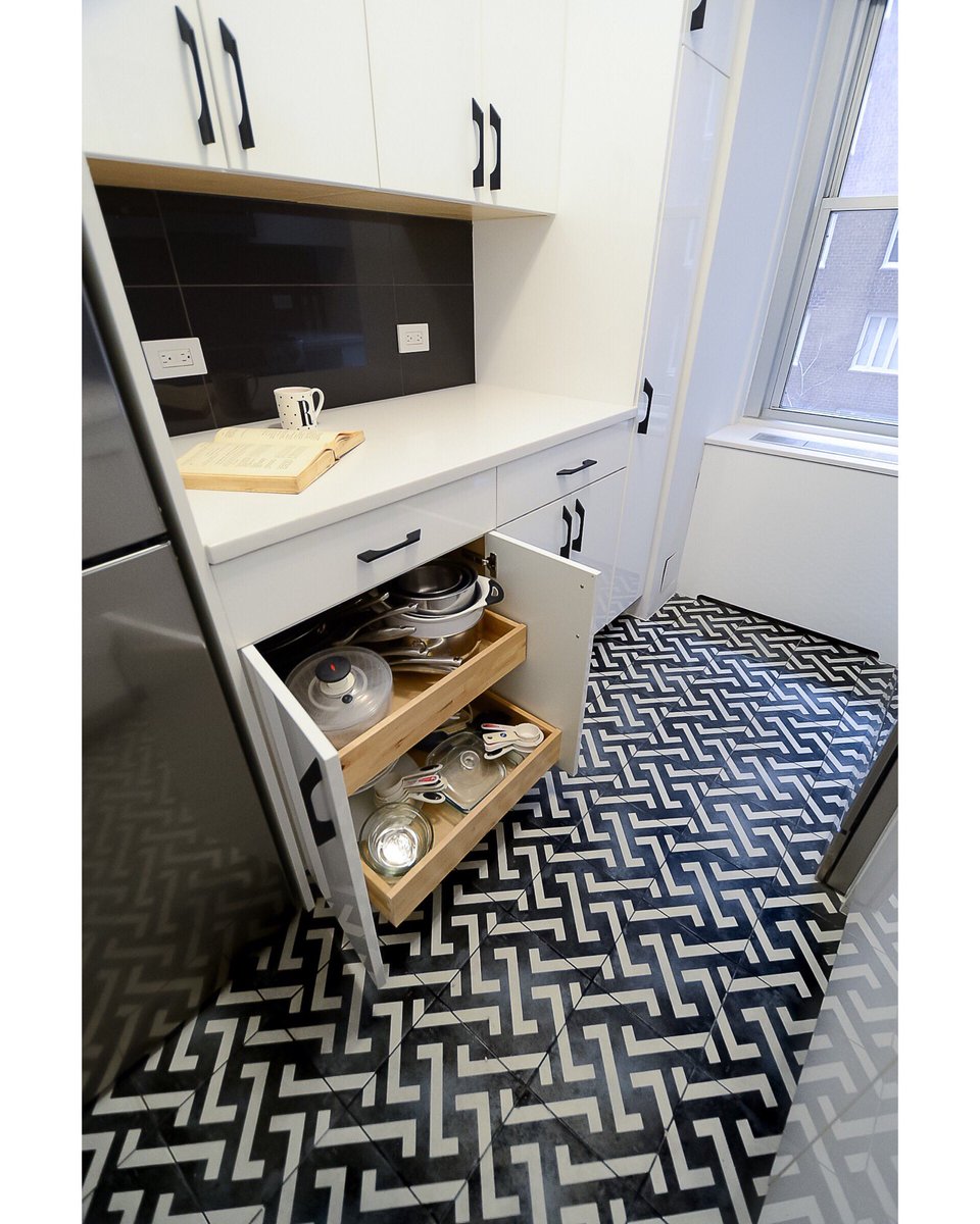 KleinKitchen's tweet image. Monochrome kitchens are beautiful! The simplicity of the cabinets allowed us to highlight this amazing floor pattern. What do you think of this monochrome kitchen? 🖤
#monochromekitchen #blackandwhitekitchen #modernkitchen #kitcheninspo #kitchendesign #nycrenovations #nyc