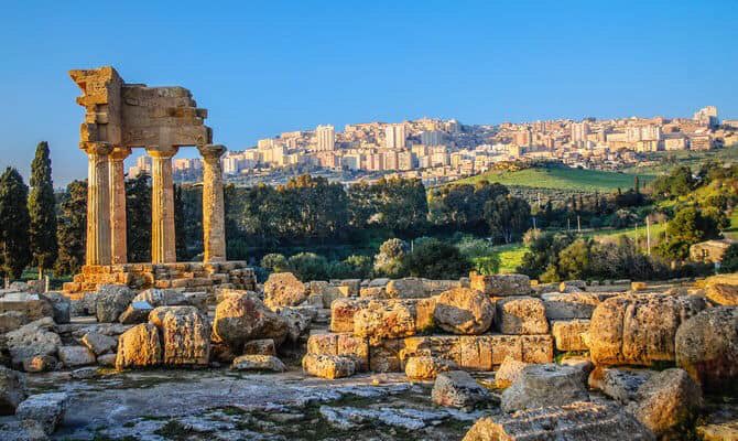 isolanoo's tweet photo. La spettacolare Valle dei Templi, inserita nel 1997 nella lista dei patrimoni dell'umanità dell’Unesco con i suoi 1300 ettari è diventata uno dei siti archeologici più grande del mondo.
-
-
-
#Agrigentum #Agrakas #Sicilia https://t.co/NLrObPfVYG