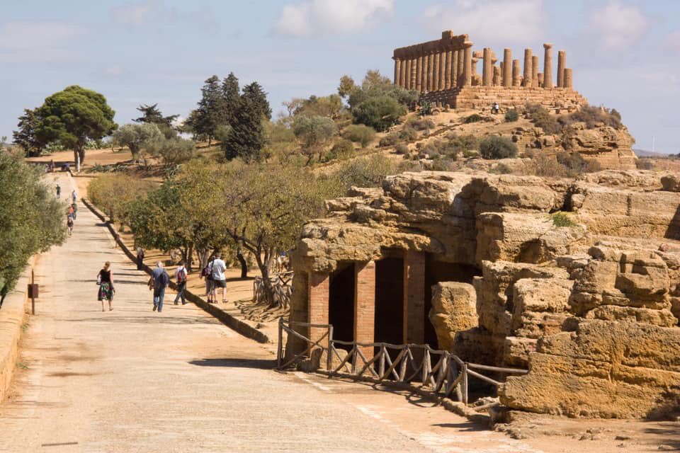 isolanoo's tweet photo. La spettacolare Valle dei Templi, inserita nel 1997 nella lista dei patrimoni dell'umanità dell’Unesco con i suoi 1300 ettari è diventata uno dei siti archeologici più grande del mondo.
-
-
-
#Agrigentum #Agrakas #Sicilia https://t.co/NLrObPfVYG