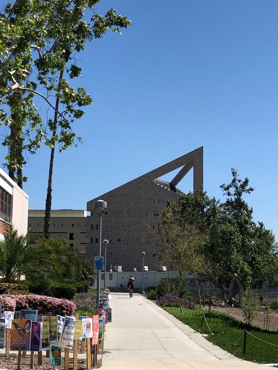 qiu_eileen's tweet photo. CPP's very own #BlackHole Students living through semester conversion will know #COM4465 https://t.co/NfmuHnKsSG