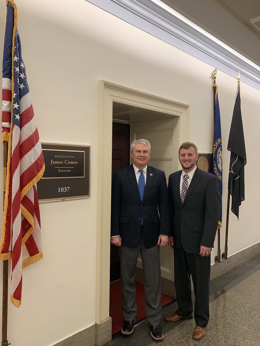 Special thanks to @KYComer for meeting today to discuss issues facing community pharmacy today.  I, along all of our <a href="/MedicaPharmacy/">Medica Bardstown</a> patients, appreciate your support. #NCPAontheHill