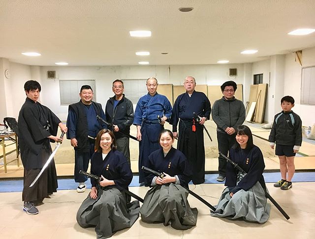 SamuraiKIX's tweet image. 本日の稽古に女子が３人体験に来てくれました(^^)ご縁に感謝です♪#居合道 #道場 #武士道 #体験 #女性剣士 #katana #oosaka #bushido #samurai #girl dlvr.it/R2YcfF