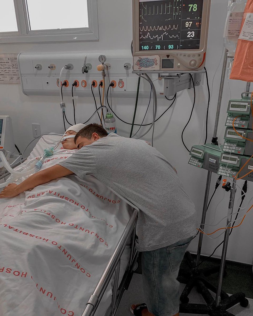 O nosso Deus é o Deus do impossível, onde o homem não alcança. Deus toca, regenera, cura e faz novo outra vez, célula por célula, tecido por tecido. Cada elo de ligação neuro-psico-transmissora...tudo, tudo, TUDO!
Deus é Deus! Eu e tu pra SEMPRE! Amo-te minha rainha 💕