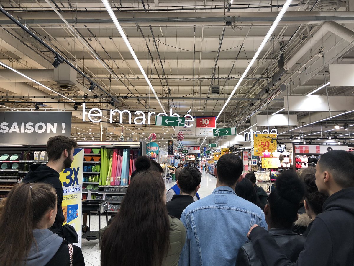 Cha_merk's tweet photo. Ce matin les élèves de BTS MUC ont pu découvrir #CarrefourHyper d’Athis Mons dans le cadre du programme #MetiersCocaColaCarrefour. Rendame, manager liquides nous parle de l’engagement #actforfood, et de son quotidien : marge, plan merch, PLV, Tête de gondole #passion https://t.co/UHfn8xNo8U