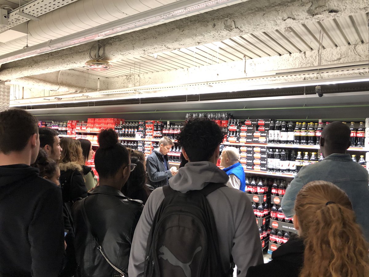 Cha_merk's tweet photo. Ce matin les élèves de BTS MUC ont pu découvrir #CarrefourHyper d’Athis Mons dans le cadre du programme #MetiersCocaColaCarrefour. Rendame, manager liquides nous parle de l’engagement #actforfood, et de son quotidien : marge, plan merch, PLV, Tête de gondole #passion https://t.co/UHfn8xNo8U