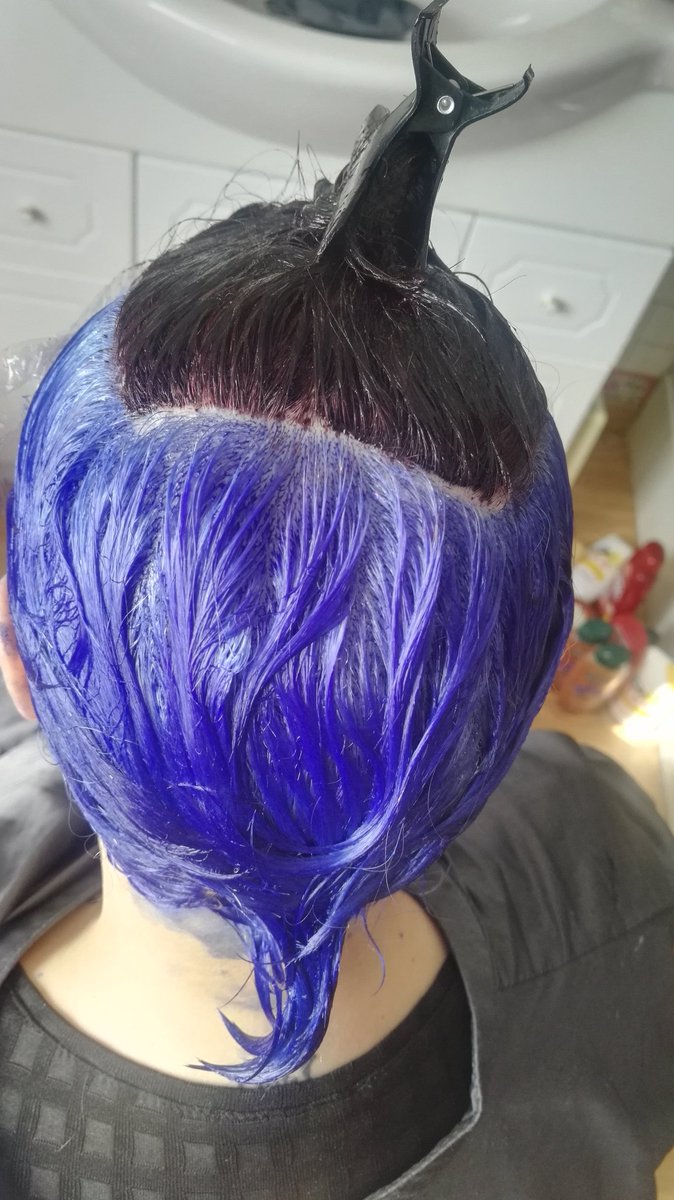 karimaaars's tweet photo. Du shampoing bleu en guise de patine, on aime 🤣 https://t.co/TBkuIhMwUZ