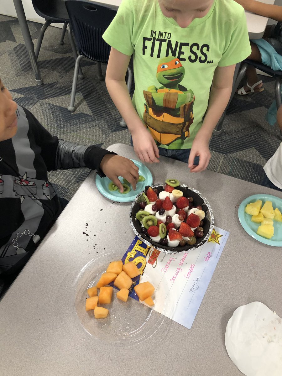 e_barchers's tweet photo. STEAM Clubs. Reading Peter Rabbit and making flowers out of fruit and pie crust. #HMC1_4Rs @HMC1Proud @HMC1MeYouUs @DrMikeCamp @CandaceST2 https://t.co/qvBfF1R0Qp