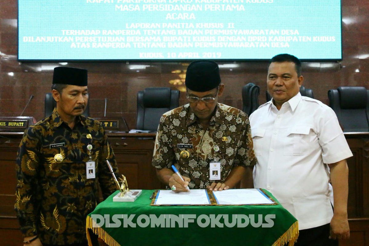 DiskominfoKudus's tweet photo. Berlangsung penandatanganan persetujuan bersama antara Bupati HM Tamzil dg DPRD Kab. Kudus atas ranperda tentang Badan Permusyawaratan Desa (BPD) di ruang rapat paripurna DPRD, Rabu siang (10/4). Esok hari, HM Tamzil akan menandatangani perbup karena dirasa penting bagi pemdes https://t.co/SH7tfZPExu
