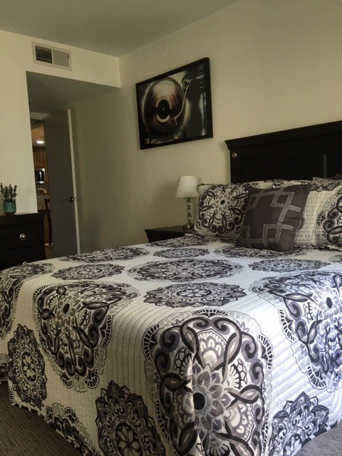 Holiday Scottsdale has all the comforts of home.  

From comfy beds and pillows to fresh coffee and snacks.

#Vrbo #Airbnb #VacationRental #BestBeds