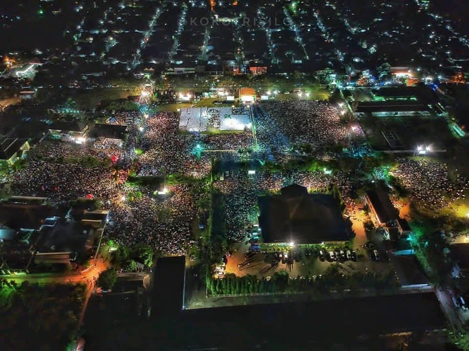 إِنَّ اللَّهَ وَمَلَائِكَتَهُ يُصَلُّونَ عَلَى النَّبِيِّ ۚ يَا أَيُّهَا الَّذِينَ آمَنُوا صَلُّوا عَلَيْهِ وَسَلِّمُوا تَسْلِيمًا 

Lirboyo Bersholawat
meneduhkan hati Indonesia agar sejuk, aman dan damai.

#Lirboyobersholawat #NUbersatu #HaulPejuangNU