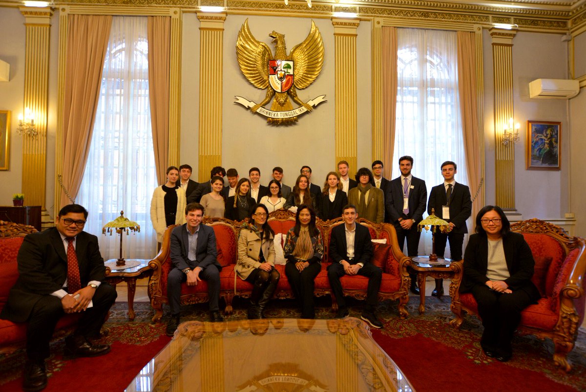 IndonesiaInRome's tweet photo. Selamat datang di KBRI Roma, para siswa SMA Avogadro.. 

Gli studenti di Liceo Avogadro Roma hanno incontrato l’Ambasciatore Esti Andayani e hanno studiato sull’Indonesia e la diplomazia.
#70annirelazionediplomatiche
@globalactionita @Kemlu_RI https://t.co/ErPcjPg458