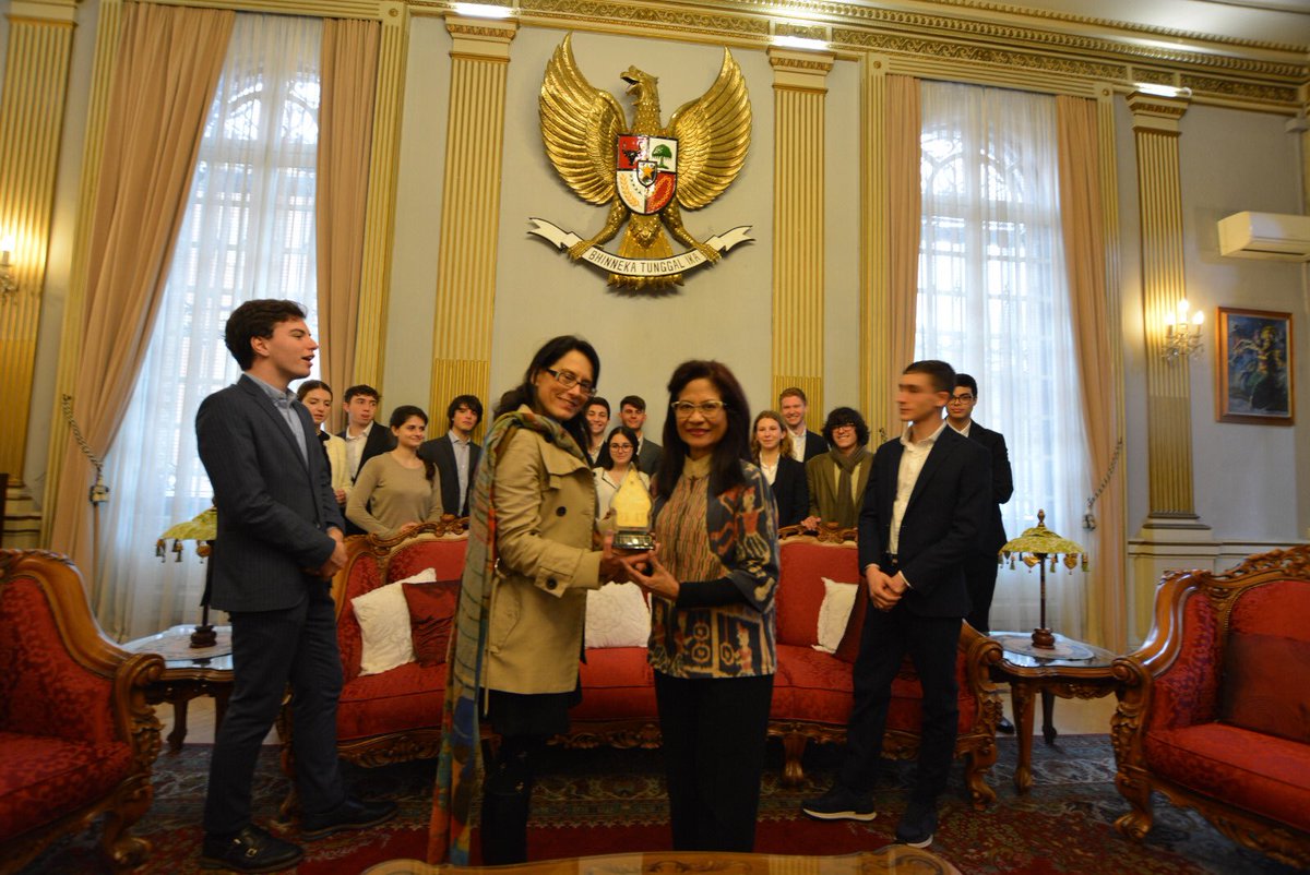 IndonesiaInRome's tweet photo. Selamat datang di KBRI Roma, para siswa SMA Avogadro.. 

Gli studenti di Liceo Avogadro Roma hanno incontrato l’Ambasciatore Esti Andayani e hanno studiato sull’Indonesia e la diplomazia.
#70annirelazionediplomatiche
@globalactionita @Kemlu_RI https://t.co/ErPcjPg458
