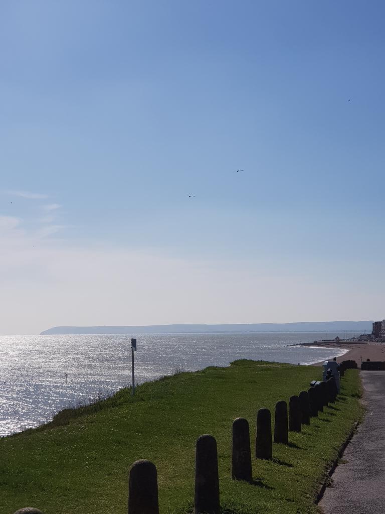 PCSOScott's tweet photo. @Hastings_police @Rother_Police What a beautiful day to be out on patrol #PCSO19554 &amp; #PCSO36418. How fortunate are we to work in Hastings &amp; Rother! https://t.co/us6LMFxBdZ
