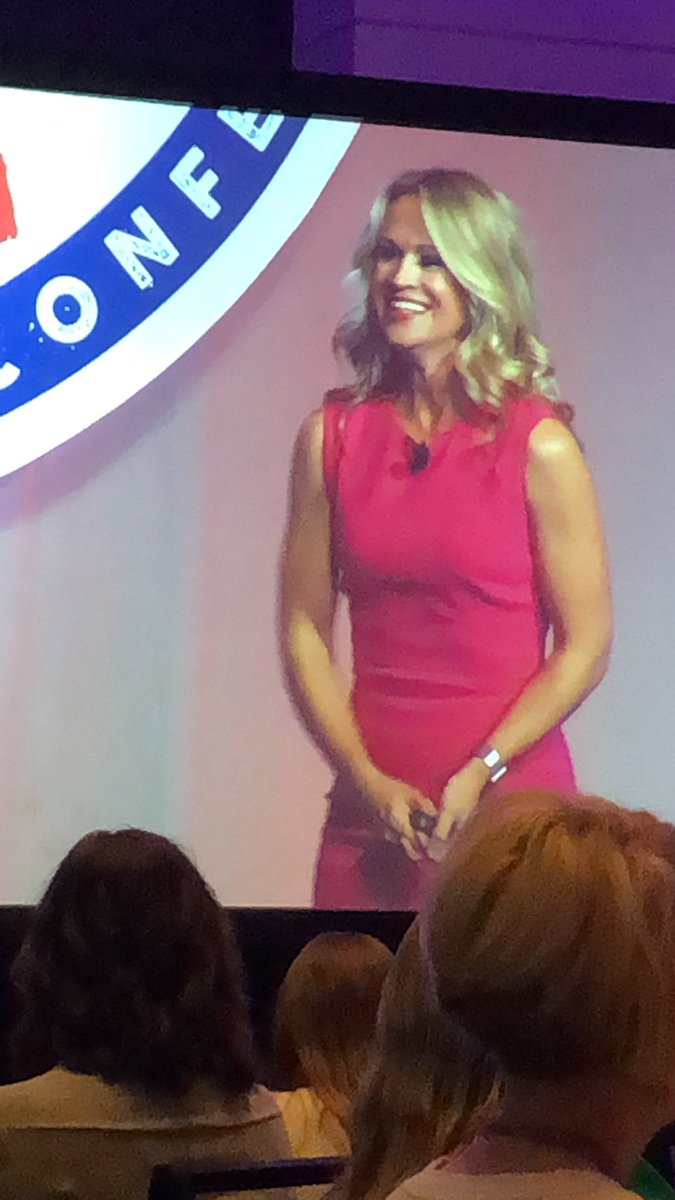 reneenelson22's tweet photo. Professional storytellers unite! 👊@kindramhall #wlccorridor2019 https://t.co/8TCW4F9bvN