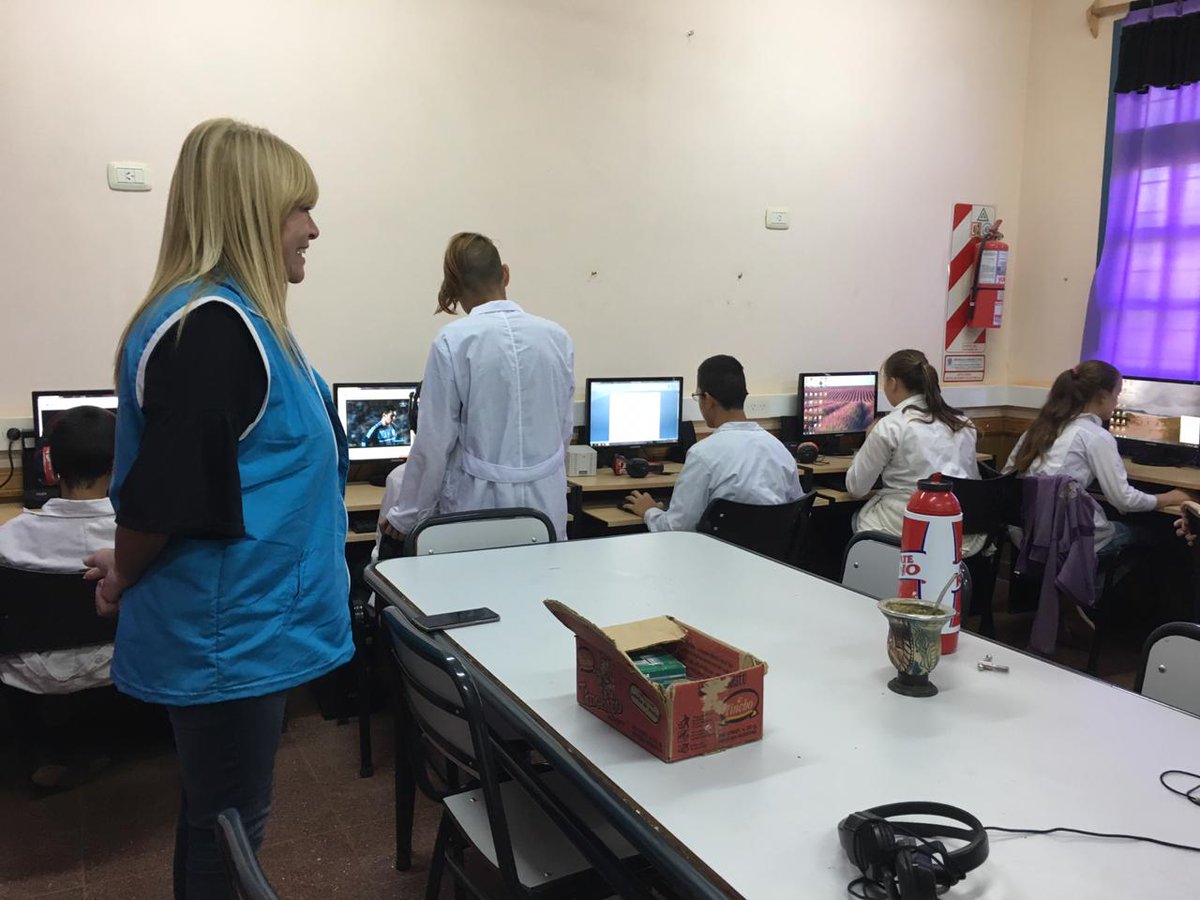 Esta mañana <a href="/mariluleverberg/">Stella M Leverberg</a> visitó la Sede de la Escuela Especial N° 35 de Hipólito Irigoyen y compartió la clase de computación junto a alumnos y colegas