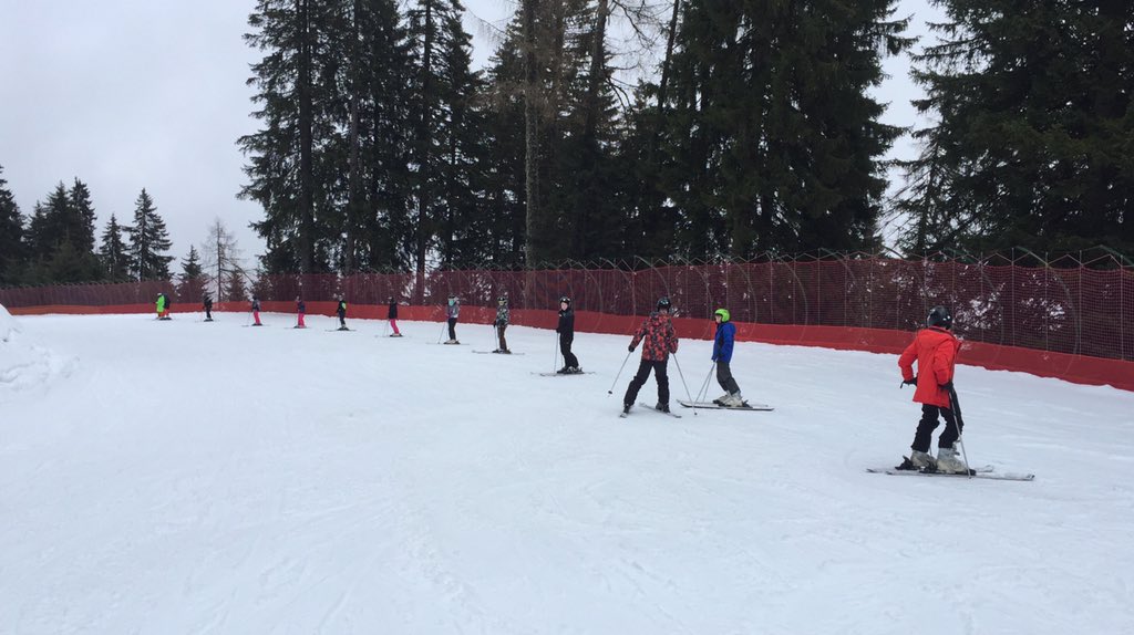 BrigshawSki's tweet photo. All about those parallel turns in one of the beginner groups today! #brigshawski2019 #parallelturns #smashedit https://t.co/YtK88T4b5R