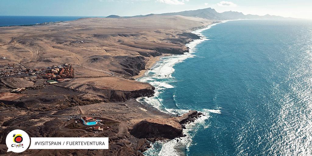 Het schiereiland Jandía op Fuerteventura is een schat voor liefhebbers van natuur en avontuur. #Spanje  #VisitSpain #Fuerteventura #SpainCoast <a href="/iFuerteventura/">Visit Fuerteventura</a> @canarias_es @CanaryIslandsEN