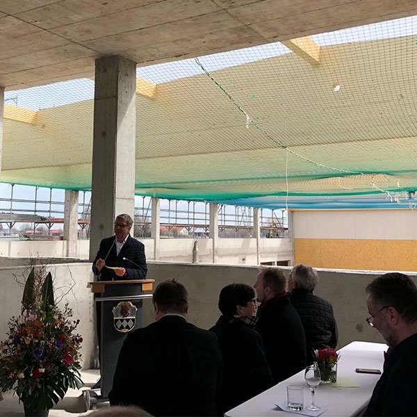 baurconsult's tweet photo. RICHTFEST - 4-FACH #SPORTHALLE GYMNASIUM ISMANING
Der Rohbau der großen Sport- und #Mehrzweckhalle steht: Nach neun Monaten Bauzeit wurde in offizieller Runde #Richtfest gefeiert.
#BAURCONSULT #Architektur #Ismaning https://t.co/XlkOIpMcTw