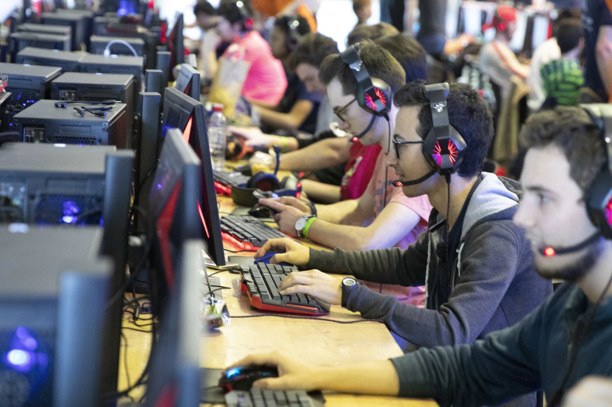 StepStoneDigit's tweet photo. [#Photos] Retour en images sur la #finale du 30 mars ! 📸
Vous n'avez pas encore vu les photos de la journée ? 🤔 
Alors, rendez-vous par ici ! ➡️ https://t.co/xnPBrdN4Cg
#StepStoneDigitalC #finale #esport https://t.co/L1Eyw2YYhb