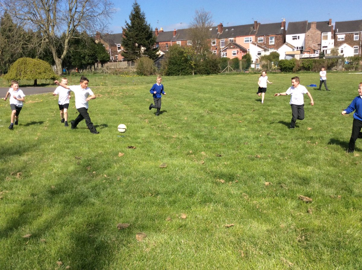 ReginaldMitch's tweet photo. Year 5 enjoyed their reward for winning our class attendance competition - extra play time in the sunshine!! 🌞⚽️🏀🌻🌞
#ReginaldMitchell
#winners
#rewards
#beactive https://t.co/z6FZW3E6CT