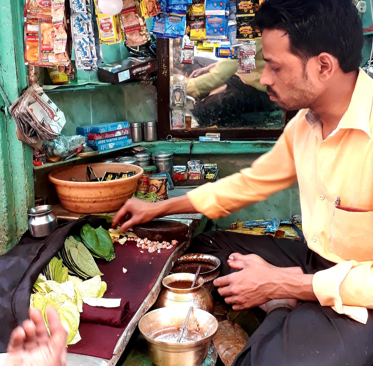 Shweta__Jaya's tweet image. कत्था-चूना-कसैली लगा बनारसी पान,
खा के वोट देने जाना सीना तान...

काशी के हर नुक्कड़ पर है एक पान दुकान
जो न खाया तो, बाबू हो स्वाद से अंजान...

My click during #Varanasi_tour
#vote_for_nation