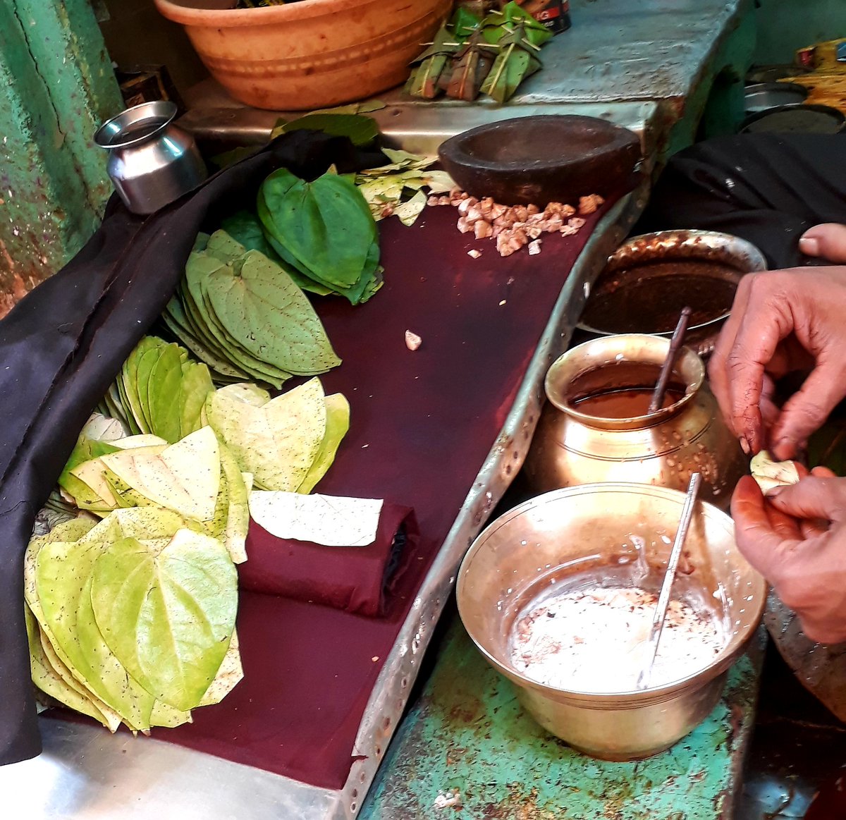 Shweta__Jaya's tweet image. कत्था-चूना-कसैली लगा बनारसी पान,
खा के वोट देने जाना सीना तान...

काशी के हर नुक्कड़ पर है एक पान दुकान
जो न खाया तो, बाबू हो स्वाद से अंजान...

My click during #Varanasi_tour
#vote_for_nation