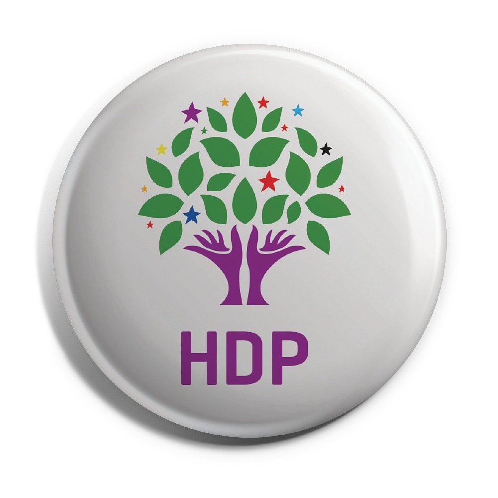 Kabul Etmiyoruz
Muş Rüstemgedik Beldesinde seçilen CHP adayına adli sicil kaydı nedeniyle mazbatası verilmedi. YSK, 2nci sıradaki HDP adayına mazbata verilmesine karar verdi. İlkesel olarak kabul etmiyoruz. Halkın seçtiğini YSK bu şekilde iptal edemez. Burada seçim yenilenmelidir