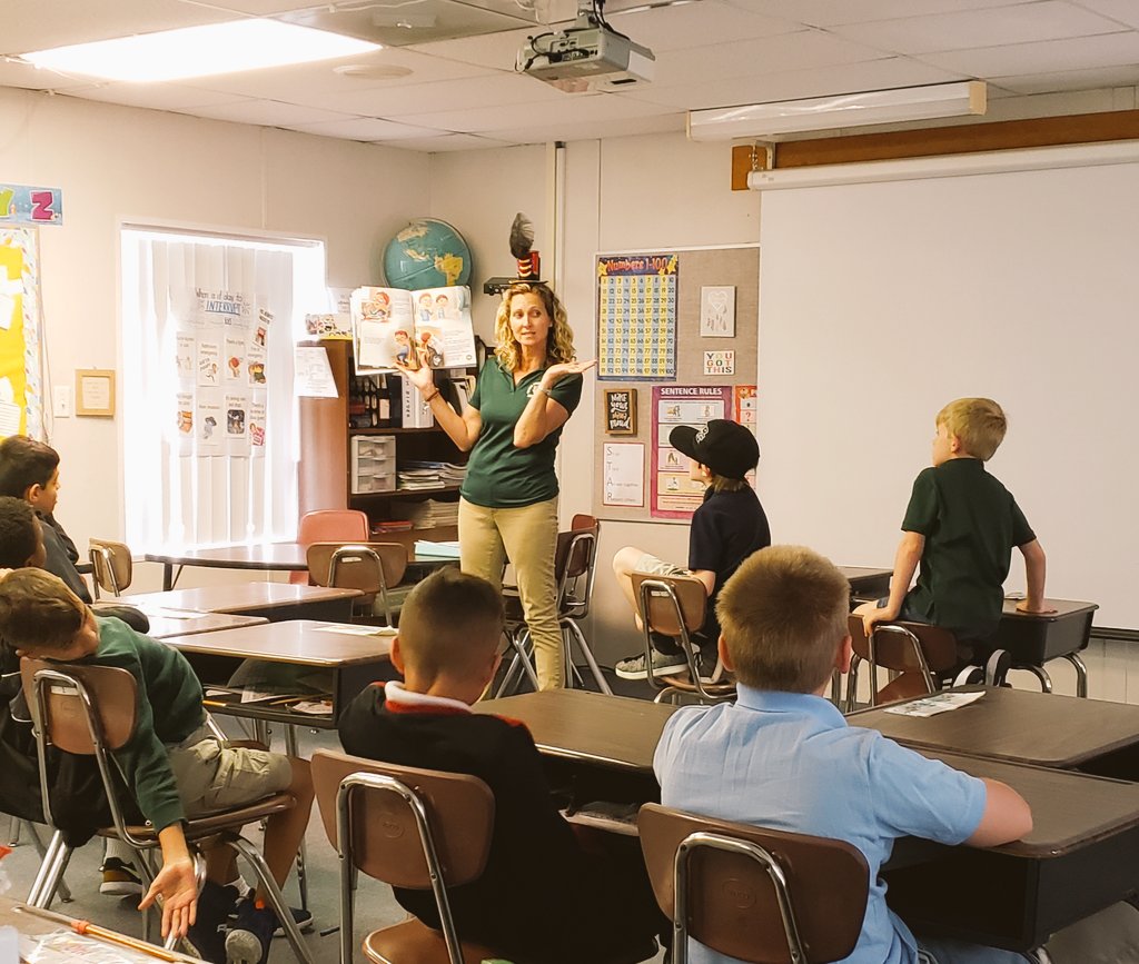 Volusia_Pines's tweet image. @rperkins2551 and Mrs. Carlson incorporating #SELucation for #SELebrationWeek by reading &quot;What Should Danny Do?&quot; and talking about what we can/can&apos;t control #SELVCS @sel_vcs